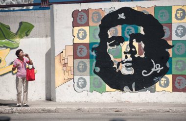 Che Guevara ' görüntü ile duvar yanında kadın içme