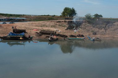 Göl Tonle Sap üzerinde balık sosu üretimi