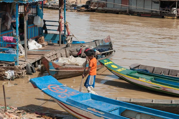 Niño Cambodiano Entre Zancos Barcos Lago Tonle Sap — Foto de Stock