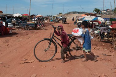 göl Tonle Sap tarafından bir köyde bisiklet ile iki youg erkek