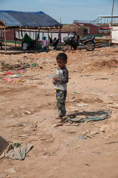 Lonely Child Fishermen Village Lake Tonle Sap — Stock Photo, Image