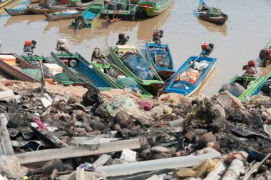 göl Tonle Sap üzerinde çöp ve tekneler