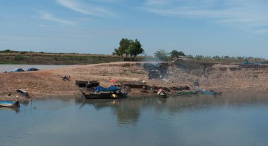 göl Tonle Sap tarafından çöp yakma
