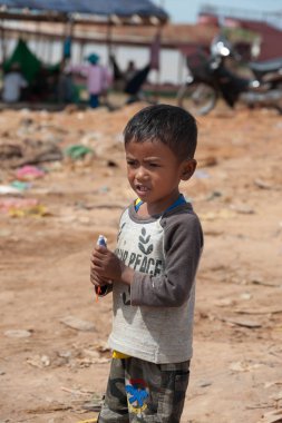 bir balıkçı köyünde yalnız asya çocuk