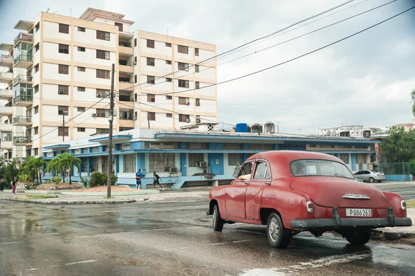 Coche Época Periferia Habana Día Lluvioso —  Fotos de Stock