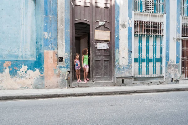 ドアでキューバの若い女の子 — ストック写真