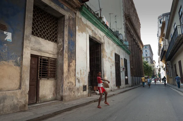 Giovane Ragazzo Che Gioca Con Una Palla Baseball Havana — Foto Stock