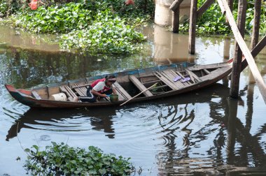 göl Tonle Sap suyunda bir kano yıkama araçları asyalı kız