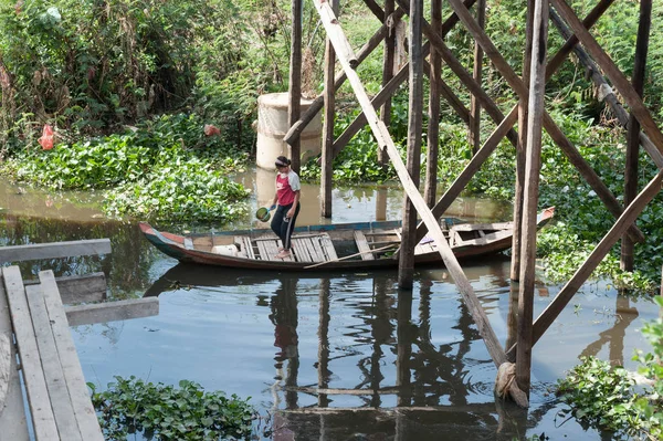 Khmer Ragazza Una Canoa Sul Lago Tonle Linfa — Foto Stock