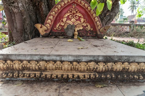 Altar Budista Con Pequeña Estatua Buda Bajo Árbol — Foto de Stock