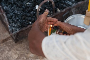 Budist cenaze töreni sırasında yakılan cesedin yanında mum yakmak