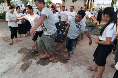 bir Budist cenazesinde yakılan cesedin taşınması