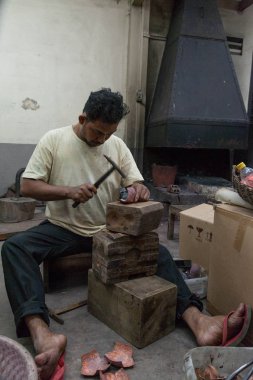 kamboçya heykel atölyesinde çırak