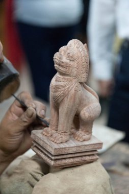 bir heykel atölyesinde çırak