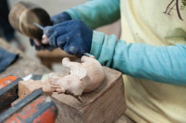 bir heykel atölyesinde çırak