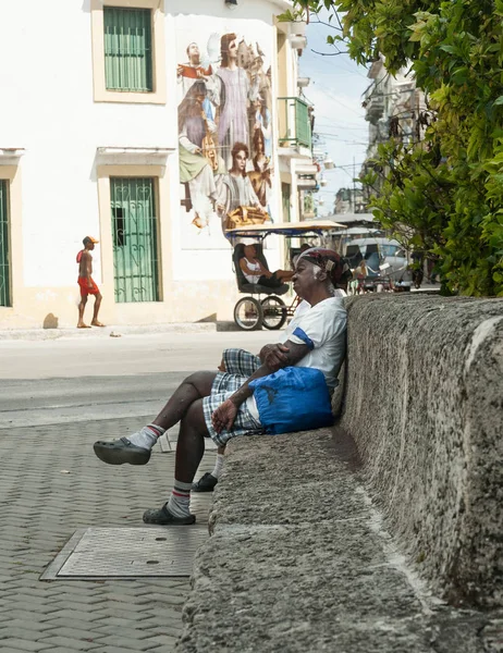 ハバナのベンチに座っているキューバの女性 — ストック写真