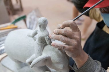 heykel atölyesinde çırak