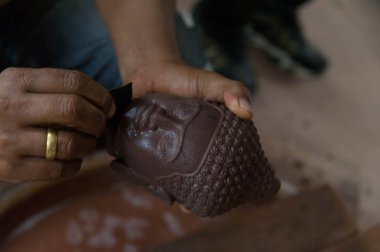 bir heykel ofis çırak