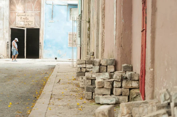 Solitario Cubano Caminando Habana —  Fotos de Stock