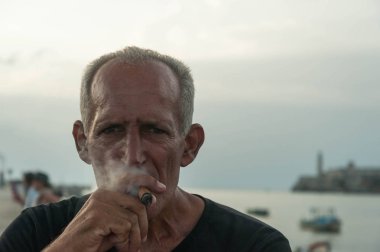 Adam La Habana 'da puro içiyor.