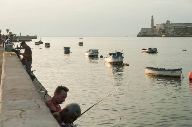 La Habana 'daki malecon boyunca tekneler ve balıkçılar