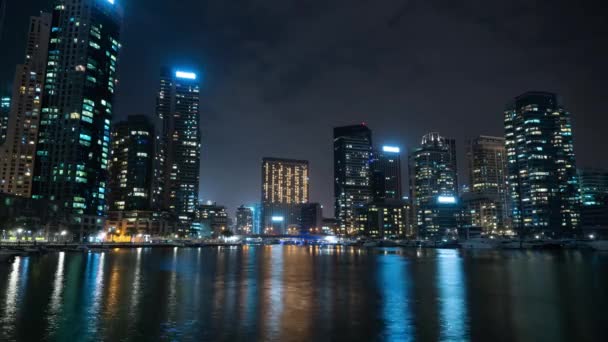 Nacht time-lapse uitzicht op de stad — Stockvideo