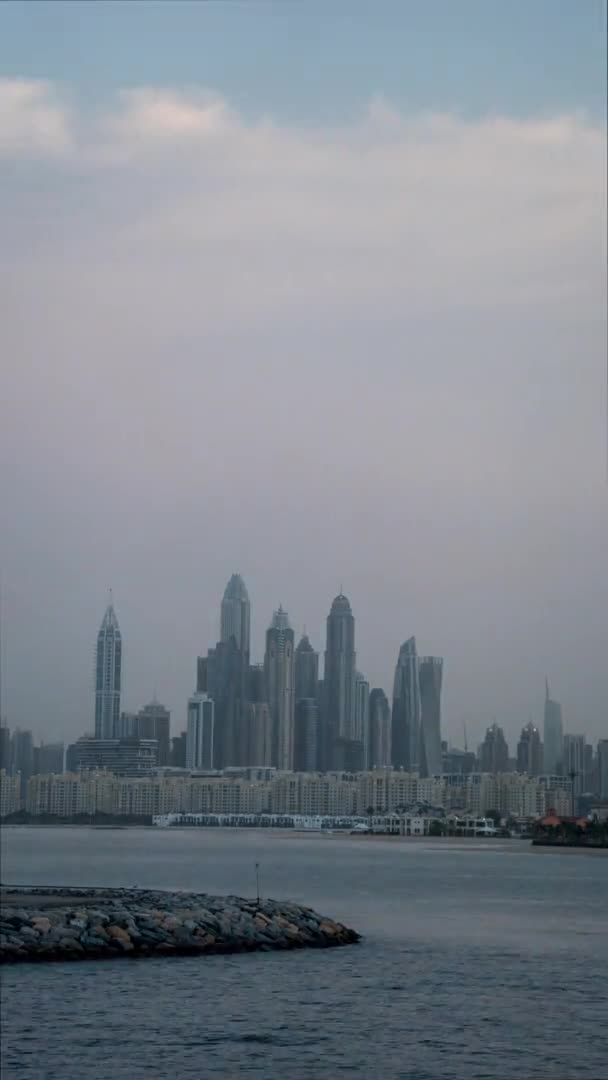 Dikey günbatımı hızlandırılmış şehir görünümü — Stok video
