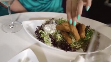 Tabaktaki bardaki peynirli atıştırmalık