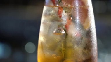 Bir bardak kokteylde bir damla akar.