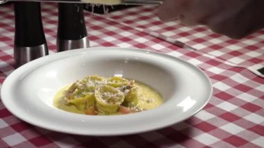 Üzerine peynir serpilmiş hamur tatlısı.