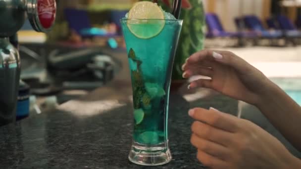 Fille prend un cocktail du bar — Video