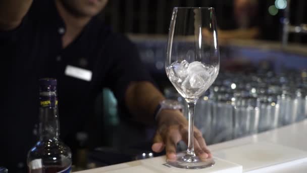 Bartender pours ice into a glass — Stock Video