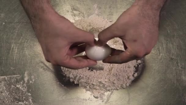 Разбивает яйцо на муку — стоковое видео