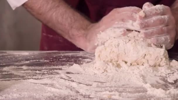 Ręce ugniatać ciasto — Wideo stockowe