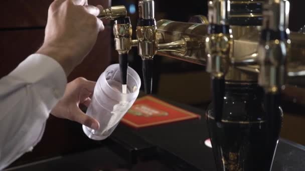 La cerveza se vierte en un vaso — Vídeo de stock