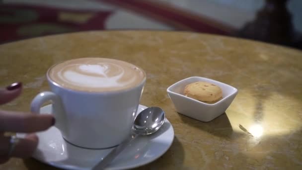 Kawa i babeczka na stole — Wideo stockowe