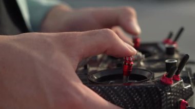 Erkeklerin elleri bir kontrolörle