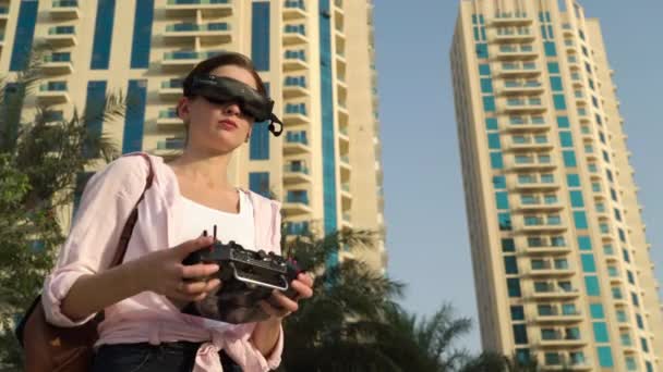Meisje in virtuele bril met een afstandsbediening — Stockvideo