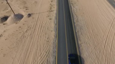 Spor araba çöl yolunda.