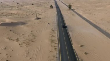 Çölde spor araba 