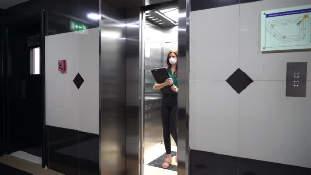 Senhora de negócios sai do elevador — Vídeo de Stock