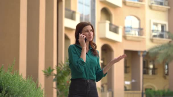 Menina nervosamente falando ao telefone — Vídeo de Stock