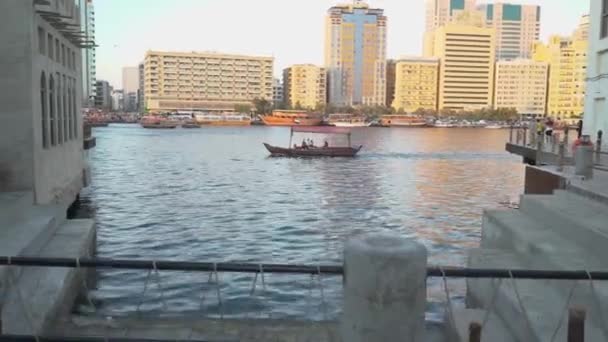 Canela de agua de la ciudad con barcos — Vídeo de stock