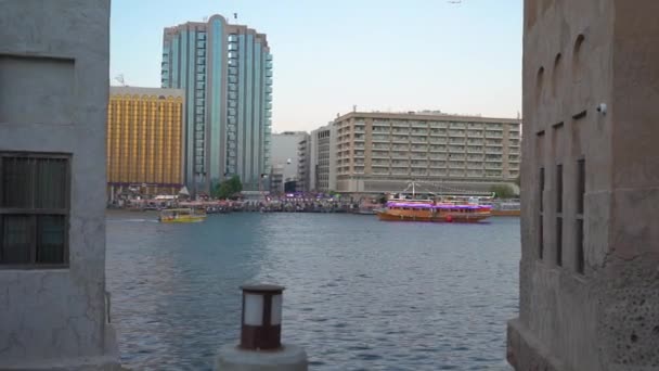 Stadtkanal mit Booten — Stockvideo