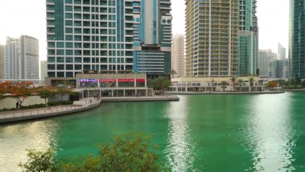 Gökdelenlerin panorama manzarası ve bir su kanalı — Stok video