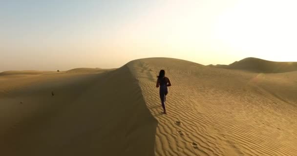 Mädchen trainiert in der Wüste — Stockvideo