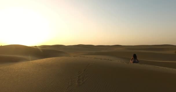 Menina fazendo ioga no deserto — Vídeo de Stock