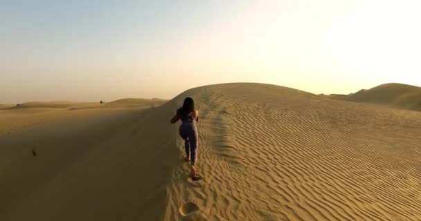 fille s'entraîne dans le désert