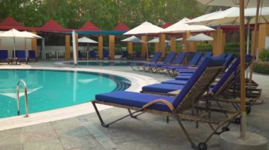 Havuz kenarındaki sandalyeler.