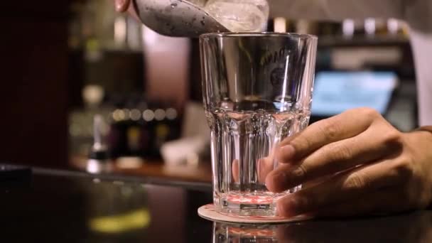 Verser de la glace dans un verre — Video